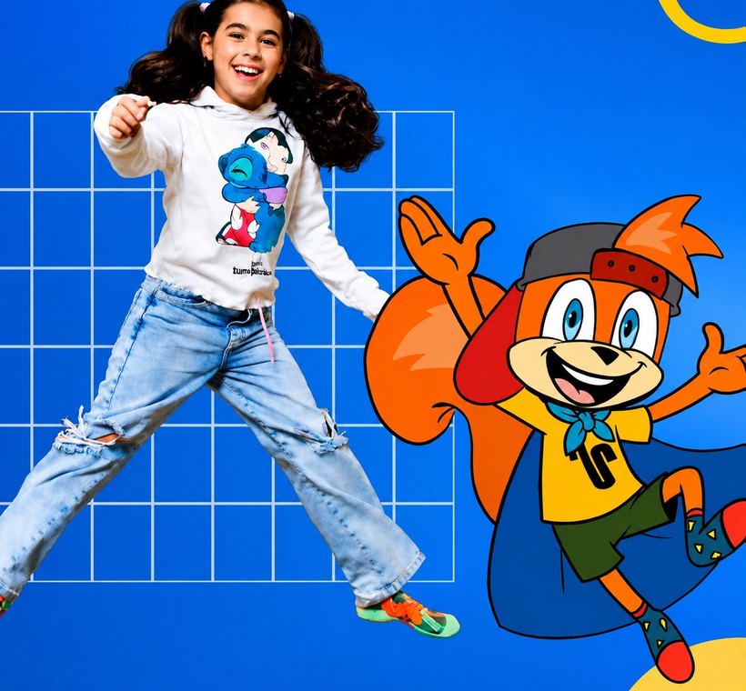 Criança pulando e o mascote da Urban Motion